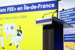 Pupitre et diapositive de présentation du Forum des projets FSE+ en Ile de France lors de l'ouverture de l'évènement 